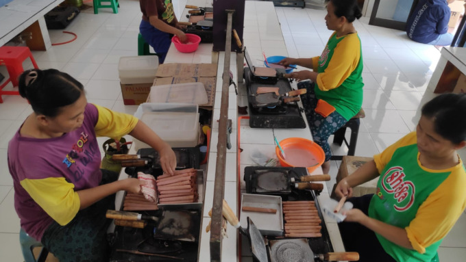 DIMINATI: Egg roll dari ubi ungu yang diproduksi warga Padukuhan Bedukan, Pleret laris terjual selama Ramadan.(ISTIMEWA)