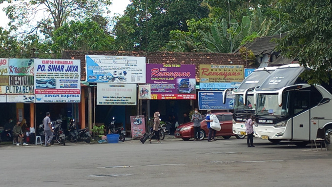 MENINGKAT: Suasana Terminal Jombor masih lengang dari penumpang kemarin (25/4). Hanya saja, pembelian tiket bus di Terminal Jombor mulai diburu masyarakat menjelang Lebaran.(MEITIKA CANDRA LANTIVA/RADAR JOGJA)