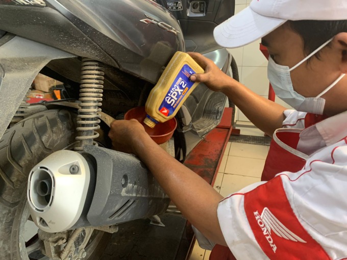 AHM OIL: PT Astra Honda Motor (AHM) memberikan penyegaran pada kemasan produk pelumas AHM OIL yang lebih atraktif dan terlindungi dari pemalsuan. (HONDA FOR RADAR JOGJA)