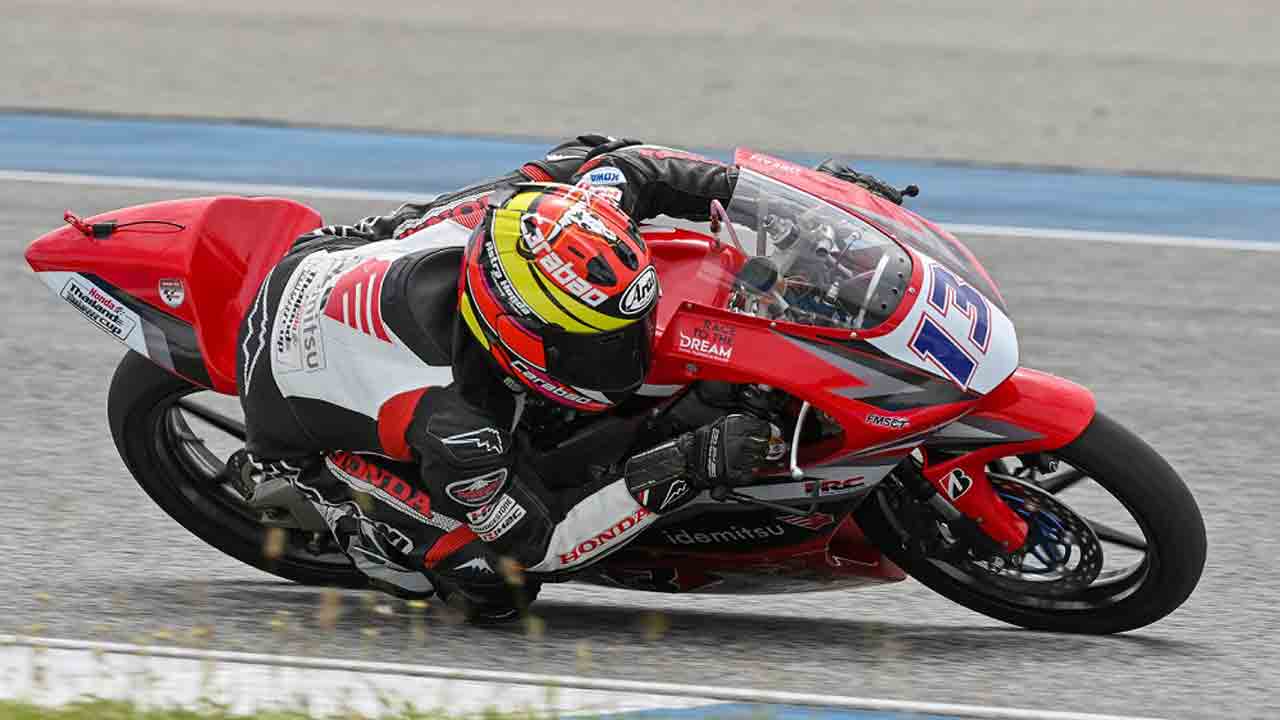 BIKIN BANGGA: Decksa Almer Alfarezel membuat bangga Indonesia setelah berhasil berdiri di podium tertinggi Chang International Circuit, Thailand, dalam seri kedua ajang Thailand Talent Cup (TTC) 2022. (HONDA FOR RADAR JOGJA)