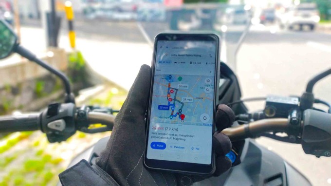 Beberapa aplikasi populer seperti Google Maps dan Waze terbukti sangat membantu para bikers untuk menemukan tujuan perjalannya. (HONDA FOR RADAR JOGJA)