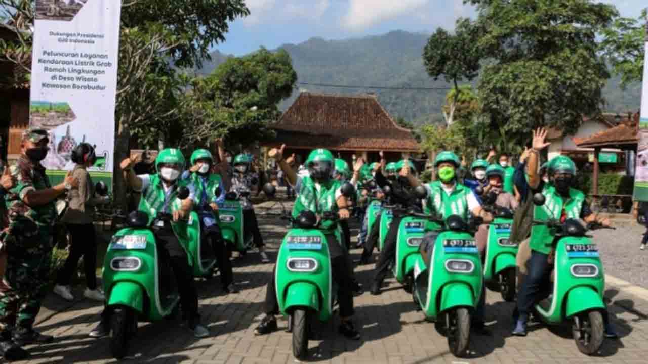 MOTOR LISTRIK: Grab, aplikasi super terkemuka di Asia Tenggara bersama Taman Wisata Candi (TWC) dan Kemenparekraf RI berkolaborasi dalam memajukan Desa Wisata di kawasan Borobudur. Yakni dengan menghadirkan kendaraan listrik roda dua dan GrabBike Tour. (G