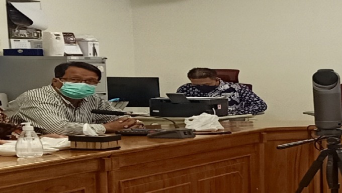 RAPAT KERJA: Sekretaris Komisi A DPRD Sleman Suryana (kiri) saat rapat bersama mitra kerja.
