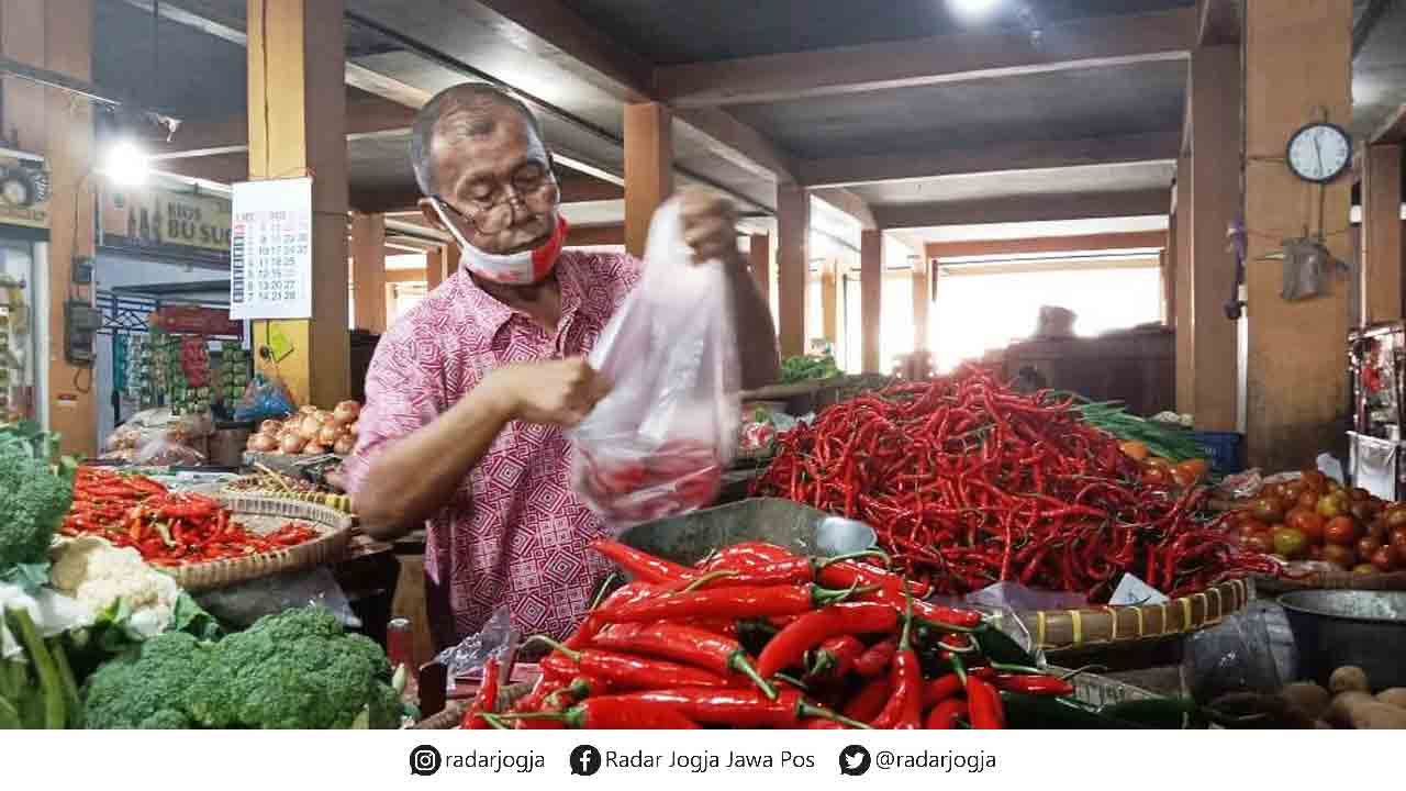 TURUN HARGA: Pasca libur Lebaran, sejumlah kebutuhan pokok di Pasar Beringharjo, Jogja mulai mengalami penurunan harga. (ALFI ANNISSA KARIN/ RADAR JOGJA)