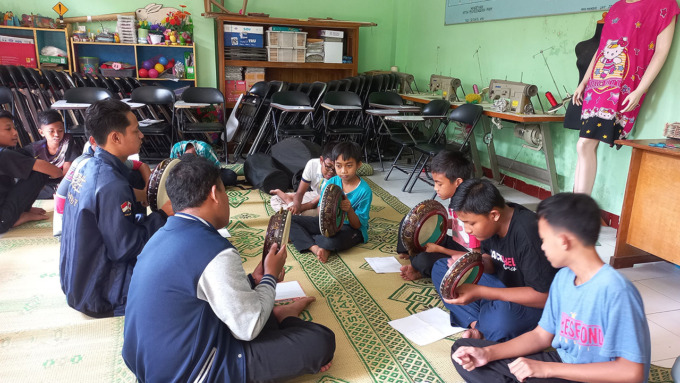 TAK TAK DUNG: Belasan anak-anak di Padukuhan Karen, Trimulyo, Kretek, Bantul, berlajar hadroh di Pusat Kegiatan Belajar Masyarakat (PKBM) Mandiri.(MEITIKA CANDRA LANTIVA/RADAR JOGJA)
