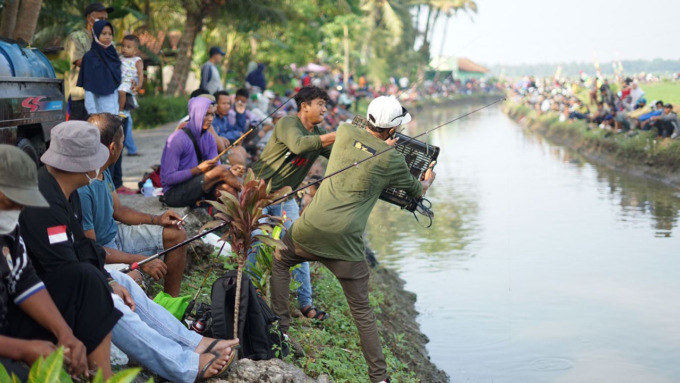 SAMAKAN NIAT: Ratusan mancing mania membaur dalam acara mancing bareng (Mabar) Jolotundo di selokan irigasi Kalurahan Sogan, Wates.(HENDRI UTOMO/RADAR JOGJA)