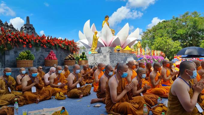 KHIDMAT: Para biksu tengah khusyuk berdoa saat detik-detik Trisuci Waisak 2566 BE atau tahun 2022 di Lapangan Kenari, Kompleks Candi Borobudur, kemarin (16/5).(Naila Nihayah/Radar Jogja)