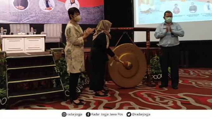 LAUNCHING: Pemukulan gong oleh Bupati Sleman Kustini Sri Purnomo sebagai simbol dimulainya gerakan Gasbro, inovasi Dinkes Sleman (31/5).(WULAN YANUARWATI/RADAR JOGJA)