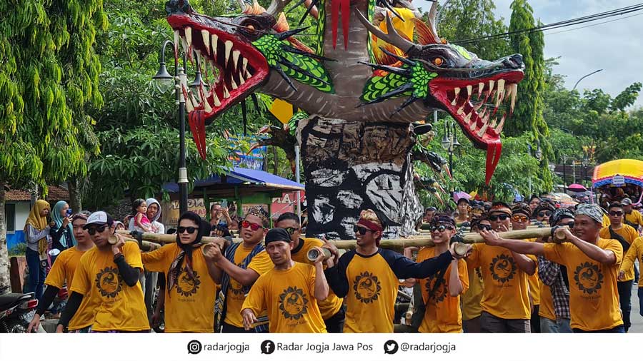 SEMARAK: Kegiatan kirab budaya ini memang rutin diselenggarakan. Setiap dusun di Desa Wanurejo, Kecamatan Borobudur akan menampilkan beberapa kesenian. (Naila Nihayah/Radar Jogja)