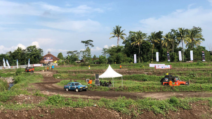 NGEBUT: Pembalap melahap medan di Sirkuit Donokerto, Turi, Sleman, pada Piala Raja Sprint Rally Jogja 2022 Putaran I.(ISTIMEWA)