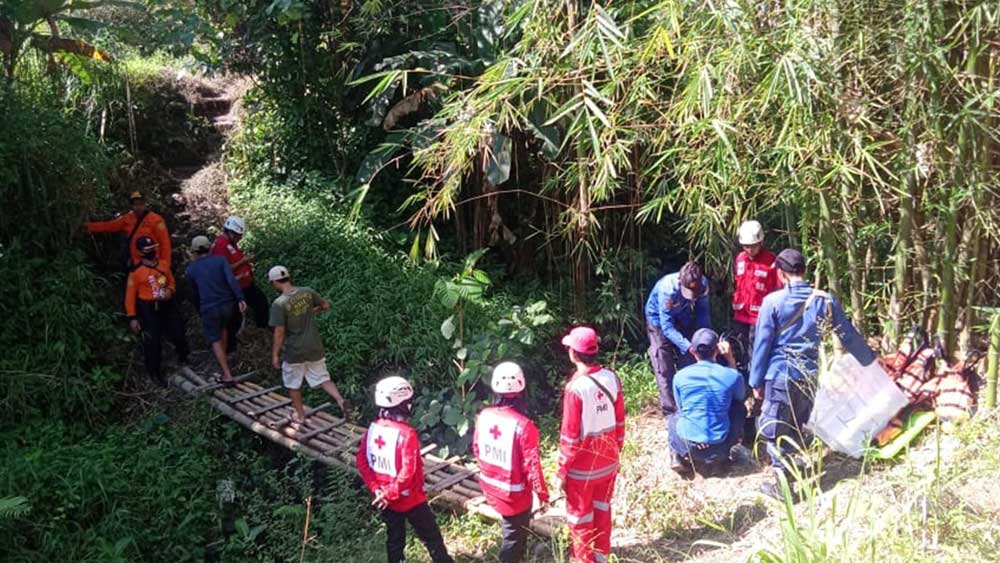 EVAKUASI: Tim gabungan mengevakuasi Sarno yang telah dilaporkan hilang sejak Jumat (27/5) lalu. (ISTIMEWA)