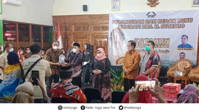 KENANGAN: Ahmad Athoillah menyerahkan buku kepada Sutedjo dalam bedah buku di Balai Kalurahan Wijimulyo, Kapanewon Nanggulan.(HENDRI UTOMO / RADAR JOGJA)