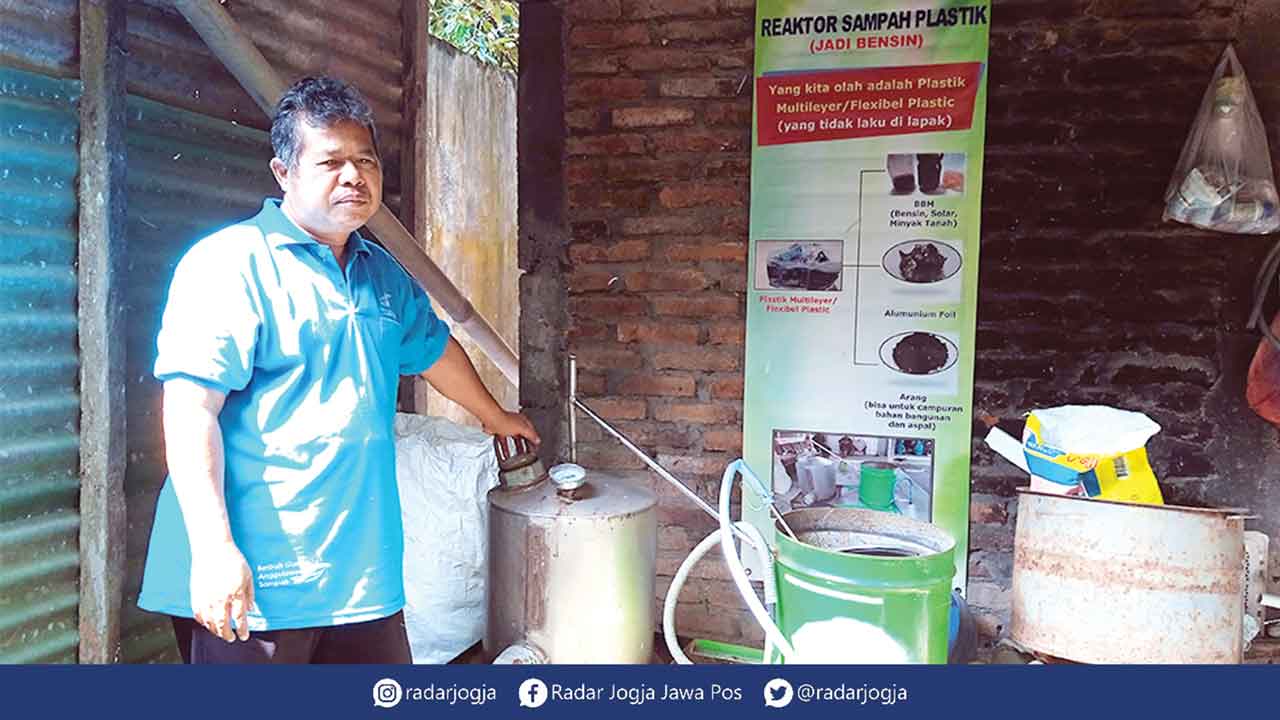 INOVATIF: Kusnadi Priyono warga Rejosari, Jogotirto, Berbah saat menunjukkan alat reaktor yang mengubah menjadi bensin kemarin (30/5). (WULAN YANUARWATI/RADAR JOGJA)
