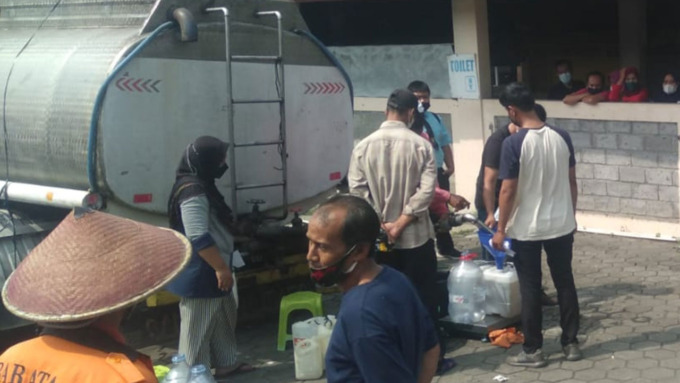 MENYEMUT - Operasi pasar (OP) minyak goreng curah di Taman Kuliner Wonosari, Gunungkidul diserbu warga beberapa waktu lalu.(GUNAWAN/RADAR JOGJA)