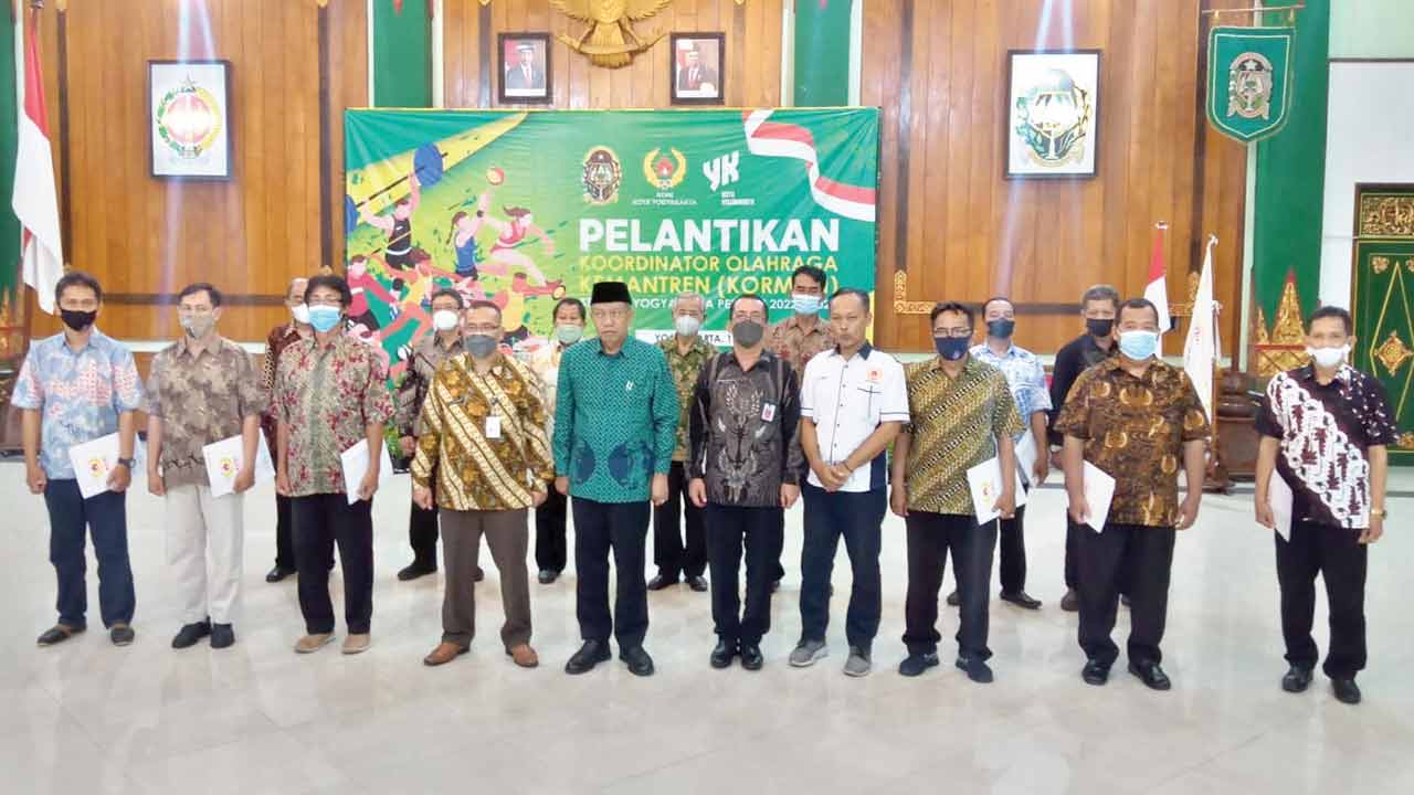 KOMPAK: Seluruh Ketua Korman se-Kota Jogja berfoto bersama Wali Kota Jogja Haryadi Suyuti usai pelatikan di Graha Pandawa, Balaikota Jogja, Selasa (17/5). (ANA R. DEWI/RADAR JOGJA)