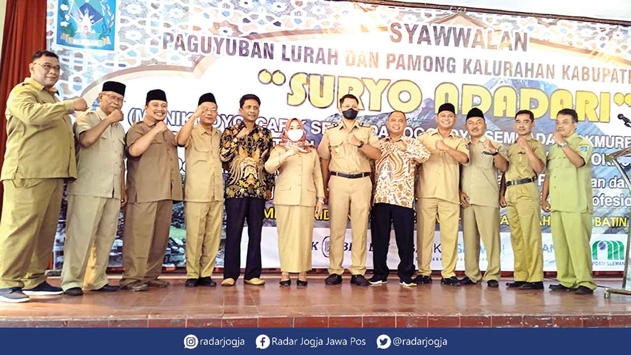 KOMPAK: Paguyuban Lurah dan Pamong Kalurahan Suryo Ndadari saat mendeklarasikan usulan kenaikan penghasilan tetap dan tunjangan di Gedung Serba Guna Sleman kemarin (30/5). (WULAN YANUARWATI/RADAR JOGJA)
