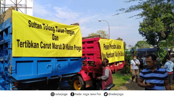 ORASI: Kelompok Penambang Progo (KPP) saat menuntut Gubernur DIJ untuk turun tangan menghadapi masalah pertambangan ilegal di Kali Progo di Bundaran Srandakan (31/5).(IWAN NURWANTO/RADAR JOGJA)