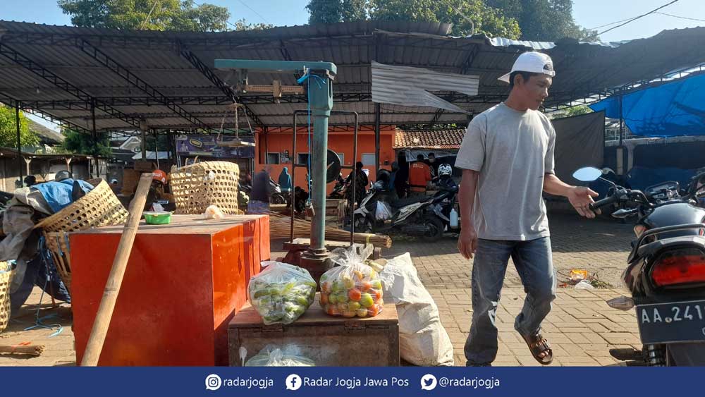SUDAH BERSIH: Robohnya material atap dan penyangga telah dibersihkan oleh pedagang Pasar Giwangan secara gotong-royong. (SITI FATIMAH/RADAR JOGJA)