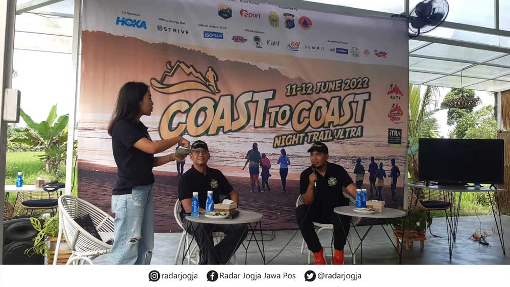 SIAP DIGELAR: Konferensi pers jelang pelaksanaan Coast to Coast (CTC) Night Trail Ultra di Kopi Picnic, Minggu (29/5). (ANA R. DEWI/RADAR JOGJA)