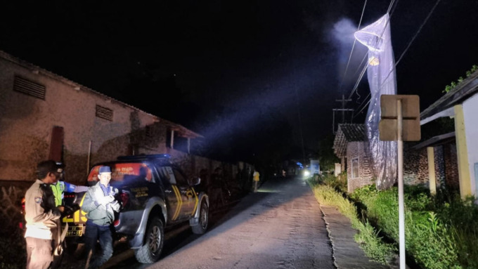 EVAKUASI: Petugas kepolisian tengah memeriksa sebuah balon udara yang jatuh mengenai kabel listrik di Kecamatan Dukun, Kabupaten Magelang.(ISTIMEWA)