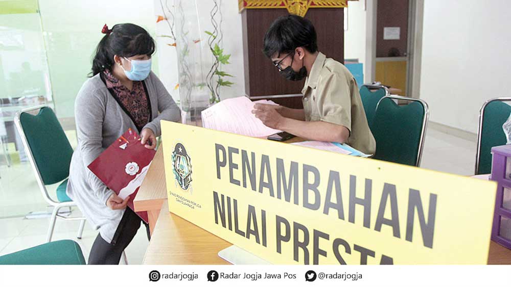 DAFTAR: Petugas melayani wali siswa yang memasukkan formulir penambahan nilai prestasi di Kantor Disdikpora Kota Jogja, kemarin (30/5). (Radar Jogja File)