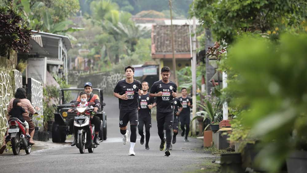 LAHAP TANJAKAN: Para pemain PSS Sleman menjalani latihan rutin di kawasan wisata Kaliurang sebagai persiapan menghadapi musim kompetisi mendatang. (DOK PSS Sleman)