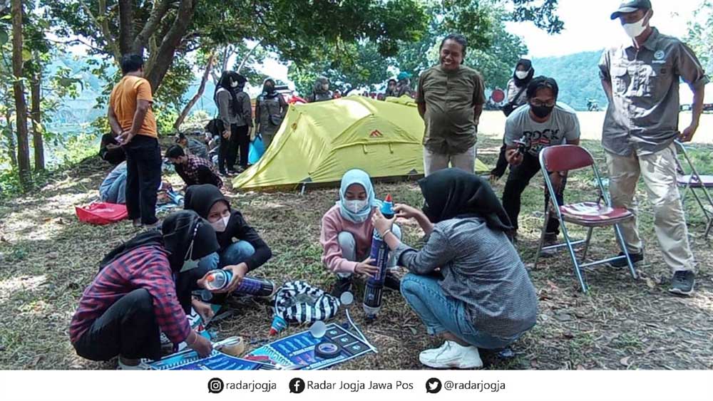 MENYENANGKAN: Siswa SMP se Kulonprogo saat mengikuti lomba roket air di obyek wisata (Obwis) Waduk Sermo, Kalurahan Hargowilis, Kapanewon Kokap, Kulonprogo, kemarin. (HENDRI UTOMO/RADAR JOGJA)
