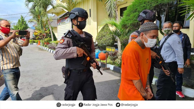 MENUNDUK: MPT, 28, dibekuk lantaran telah memperjualbelikan narkotika jenis Pil Yarindo atau pil sapi.(NAILA NIHAYAH/RADAR JOGJA)