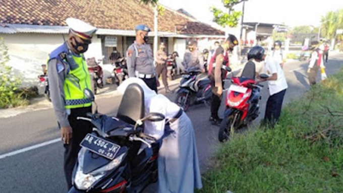 CAPTION : Suasana razia pelajar oleh Jajaran Satlantas Polres Bantul pada Selasa (26/5).(DOKUMENTASI HUMAS POLRES BANTUL)