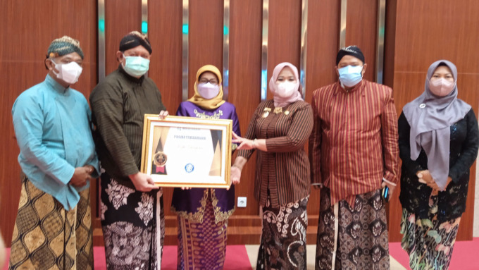BERHASIL: Penyerahan Universal Health Coverage (UHC) oleh BPJS Kesehatan kepada Bupati Sleman Kustini Sri Purnomo di DPRD Sleman kemarin (15/5).(WULAN YANUARWATI/RADAR JOGJA)