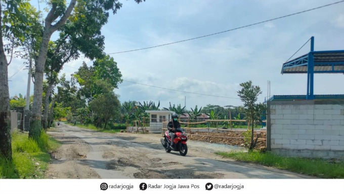 MERATA: Kondisi ruas Jalan Sanun di Kapanewon Wates penuh lubang dan genangan air. Kondisi ini membahayakan pengguna jalan dan perlu segera diperbaiki.(HENDRI UTOMO / RADAR JOGJA)