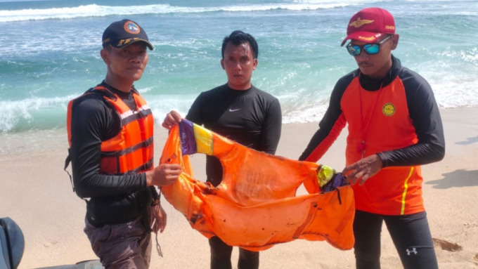 JADI PETUNJUK - Regu penyelamat memperlihatkan pelampung diduga milik korban kapal nelayan hilang. Pelampung ditemukan dalam kondisi rusak dan ada bercak oli di kawasan Pantai Indrayanti Kalurahan Tepus, Kapanewon Tepus.( Tim SAR for Radar Jogja )