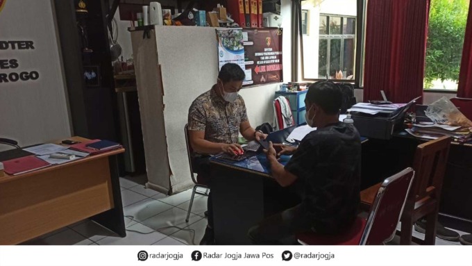 DIBINA: Satgas Pangan mendata pedagang yang kedapatan menjual migor curah di atas HET, Senin (30/5).(HENDRI UTOMO / RADAR JOGJA)
