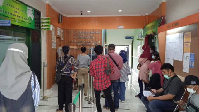TERTIB: Antrean warga yang hendak mengurus kelengkapan administrasi kependudukan di Kantor Disdukcapil Kota Jogja kemarin (9/5).(ISTIMEWA)