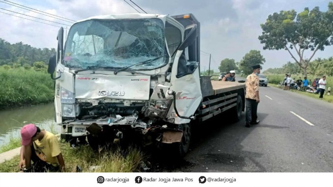 RINGSEK: Truk yang dikemudikan Rizal Nur Cahyo, 22, ringsek di bagian depan setelah terlibat kecelakaan di Pedukuhan II Bugel, Kalurahan Bugel, Kapanewon Panjatan.(HENDRI UTOMO / RADAR JOGJA)