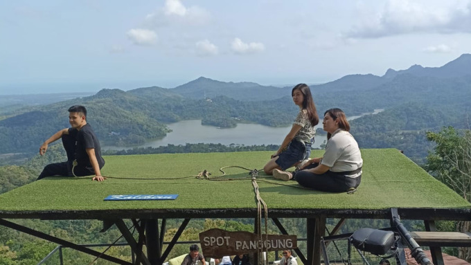 Pengunjung Objek Wisata Kalibiru di Kokap, Kulon Progo