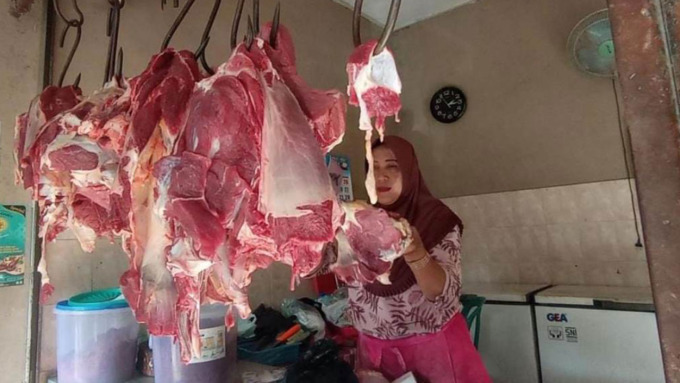 MENIPIS : Suasana lapak daging sapi.(HENDRI UTOMO / RADAR JOGJA)