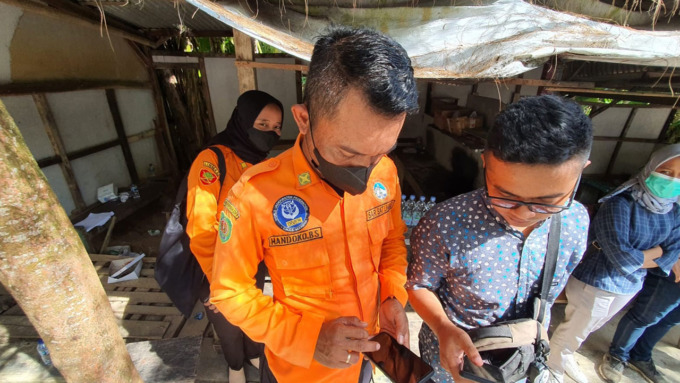 LANCAR: Koordinator SAR Satlinmas Wilayah I Gunungkidul, Sunu Handoko Bayu (kiri) saat menjajal internet di Kawasan wisata Pantai Wediombo, Girisubo kemarin (17/5).(GUNAWAN/RADAR JOGJA)