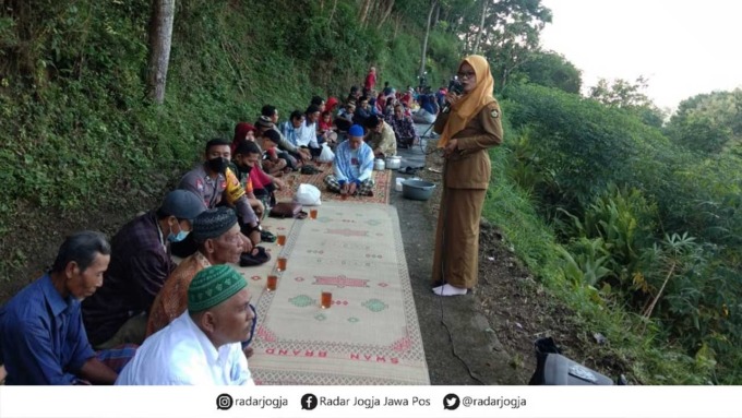 BERSYUKUR: Warga Dusun Ponces, Kalurahan Purwosari, Kapanewon Girimulyo saat menggelar tradisi Baritan, Kamis (26/5).(HENDRI UTOMO / RADAR JOGJA)