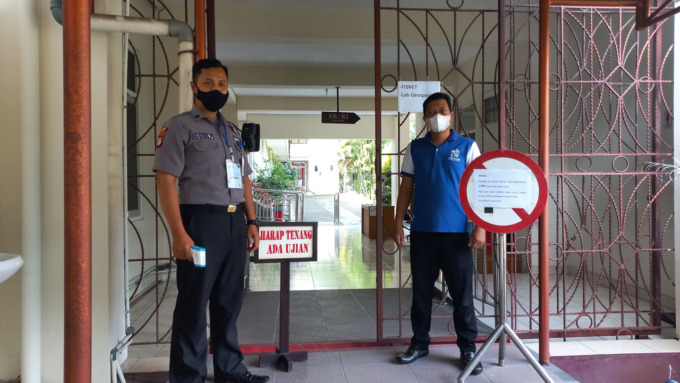 HARAP TENANG: Pelaksanaan UTBK SBMPTN di UNY dijaga ketat oleh petugas, kemarin (17/5). (MEITIKA CANDRA LANTIVA/RADAR JOGJA)