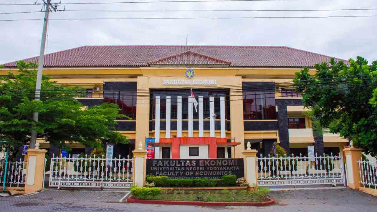 KAMPUS: Salah satu fakultas penyelenggara program RPL di UNY adalah FE UNY. (FE UNY FOR RADAR JOGJA)