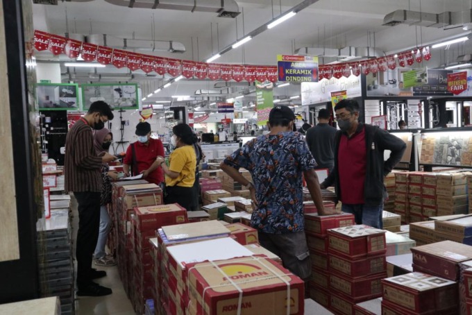 PROMO : Menjadi pusat belanja grosir terlengkap, Qhomemart selalu memberikan promo terbaik kepada pelanggan setianya. Juni kali ini, Qhomemart hadir dengan Mega Diskon Keramik Geranit. (ISTIMEWA)