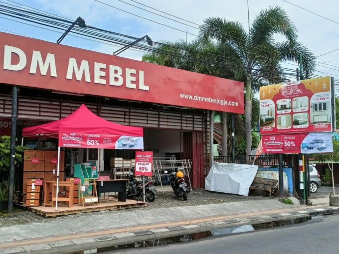 GASS LURR : DM Mebel memanjakan pelanggan dengan promo menggiurkan. Terbaru adalah promo Mid Year Sale 10 Juni hingga 10 Juli 2022. Adapula bazaar di Mebel Giwangan dari 24 hingga 26 Juni 2022. (DM MEBEL for RADAR JOGJA)