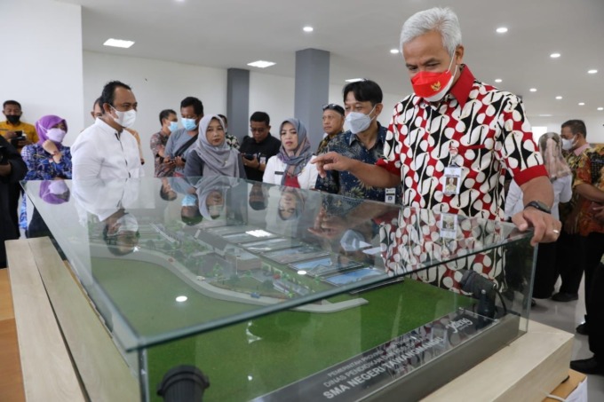 SEKOLAH BARU : Gubernur Jawa Tengah Ganjar Pranowo meresmikan SMAN Tawangmangu, Rabu (15/6). (PEMPROV JATENG for RADAR JOGJA)