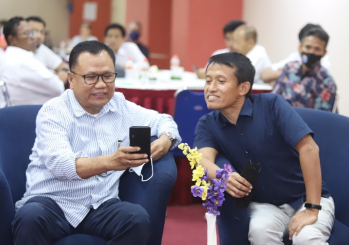 TEMAN LAMA: Dirut JPR Leak Kustiya bersama penguji senior dari PWI Jatim, Sasongko Tedjo. (DITE SURENDRA/JAWA POS)