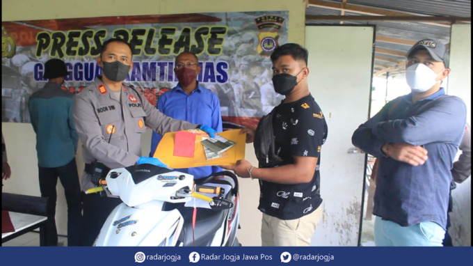 KEMBALI : Kapolsek Polsek Minggir AKP Noor Dwi Cahyanto melakukan restorasi  justice atas kasus kehilangan motor atas laporan Zainal Arifin, 22 di Mapolsek Minggir, Kamis (2/6). (ANNISSA KARIN/RADAR JOGJA)