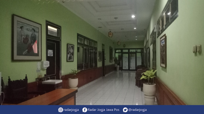 SEPI : Suasana ruangan Wali Kota Jogja usai penggeledahan, Kamis malam (2/6). (DWI AGUS/RADAR JOGJA)