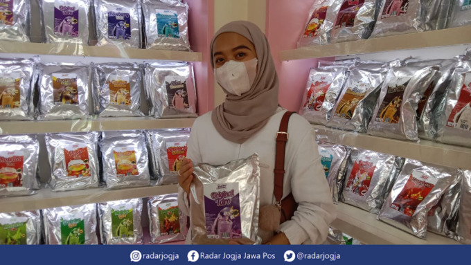 SEGAR : Setelah dirintis secara online sejak 2014, salah satu merek minuman bubuk asal Jogjakarta, Racik Sari mulai merambah penjualan secara offline. Salah satu toko offline Racik Sari resmi dibuka di Jalan Lonawu No.58, Sorosutan, Umbulharjo, Kota Jogja