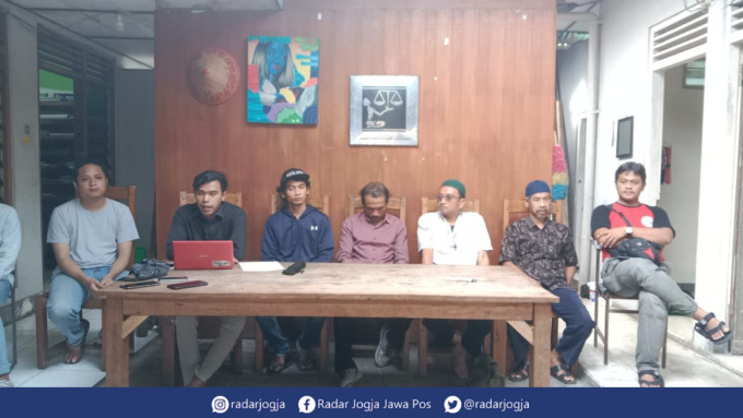 HENTIKAN : LBH DIJ bersama sejumlah komunitas pegiat lingkungan mengajukan tuntutan atas penambangan pasir di beberapa aliran sungai di Jogjakarta. (ANNISSA KARIN/RADAR JOGJA)