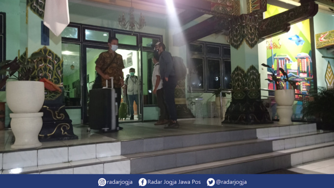 RAMPUNG : Tim penyidik KPK keluar dari ruang kerja Wali Kota Jogja usai menggeledah selama 9 jam ke sejumlah ruangan di komplek Balai Kota Jogja, Selasa (7/6). (DWI AGUS/RADAR JOGJA)